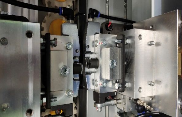 Nanxing NB6JQK  Узел плоского циклевания  Удаляет остатки клея и микросвесы кромки по плоскости Позиционируется с помощью копиров по плоскостям детали Пневматические цилиндры позволяют быстро вводить и выводить узел в рабочее положение 